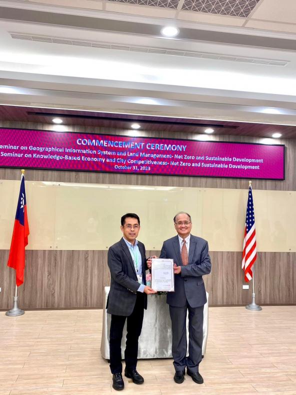 ในระหว่างวันที่ 18 – 31 ตุลาคม 2566 ที่ผ่านมา นายธนากร สงวนตระกูล นักภูมิสารสนเทศชำนาญการพิเศษ จาก GISTDA ได้รับคัดเลือกจาก ศูนย์ ICLPST (International Center for Land Policy Studies and Training), Taoyuan, Taiwan, Republic of China ให้เป็นตัวแทนประเทศไทย ภายใต้การประสานงานของ Taipei Economic & Cultural Office in Thailand _8